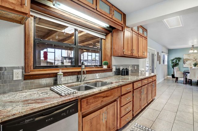 933 Avenida Estrellita NE, Albuquerque, NM 87110