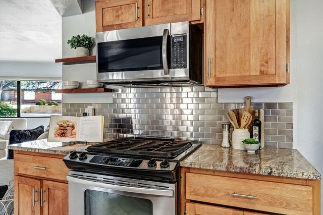 933 Avenida Estrellita NE, Albuquerque, NM 87110