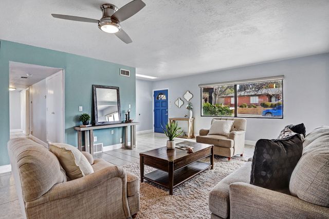 933 Avenida Estrellita NE, Albuquerque, NM 87110