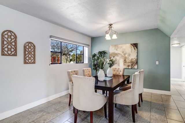 933 Avenida Estrellita NE, Albuquerque, NM 87110