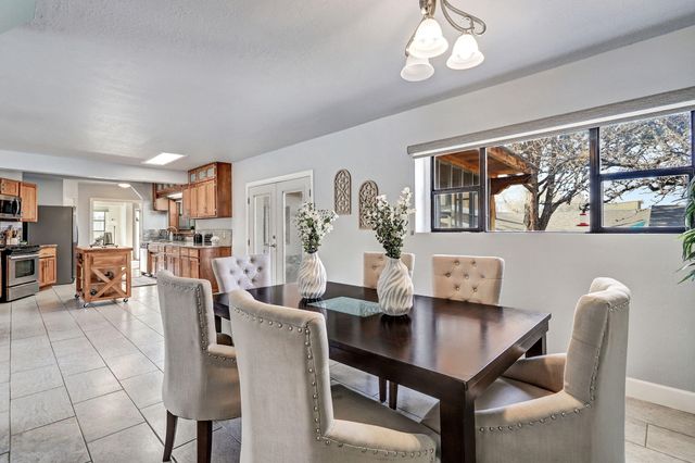 933 Avenida Estrellita NE, Albuquerque, NM 87110