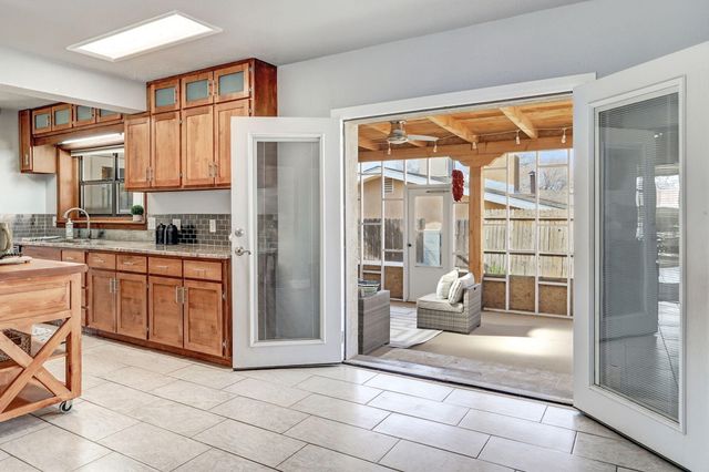 933 Avenida Estrellita NE, Albuquerque, NM 87110