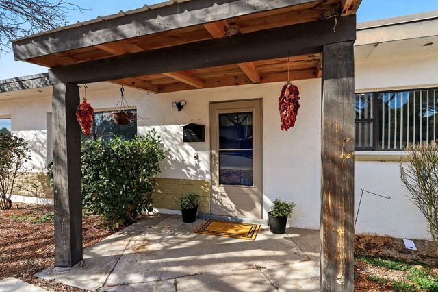 933 Avenida Estrellita NE, Albuquerque, NM 87110