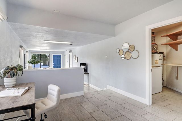 933 Avenida Estrellita NE, Albuquerque, NM 87110