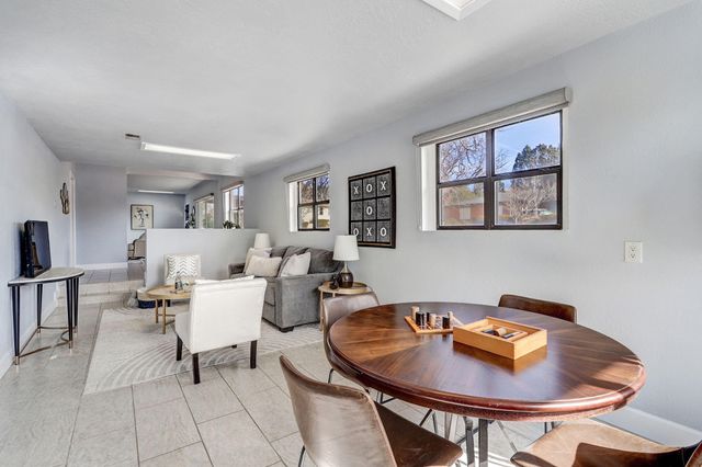 933 Avenida Estrellita NE, Albuquerque, NM 87110