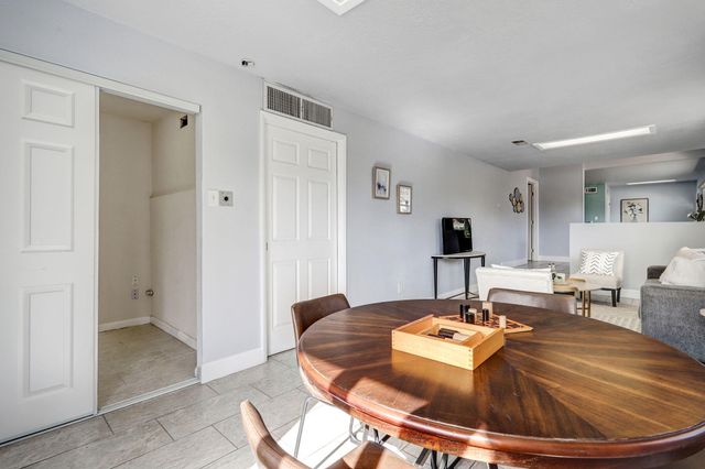 933 Avenida Estrellita NE, Albuquerque, NM 87110