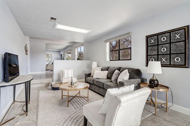 933 Avenida Estrellita NE, Albuquerque, NM 87110