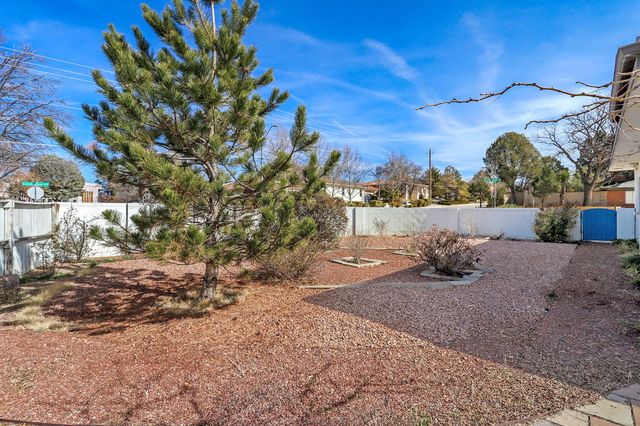 933 Avenida Estrellita NE, Albuquerque, NM 87110