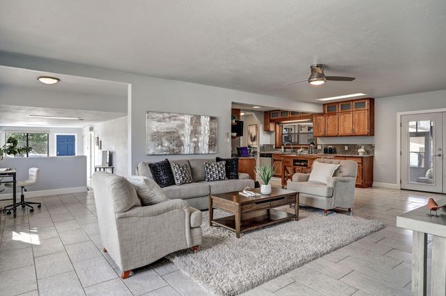 933 Avenida Estrellita NE, Albuquerque, NM 87110