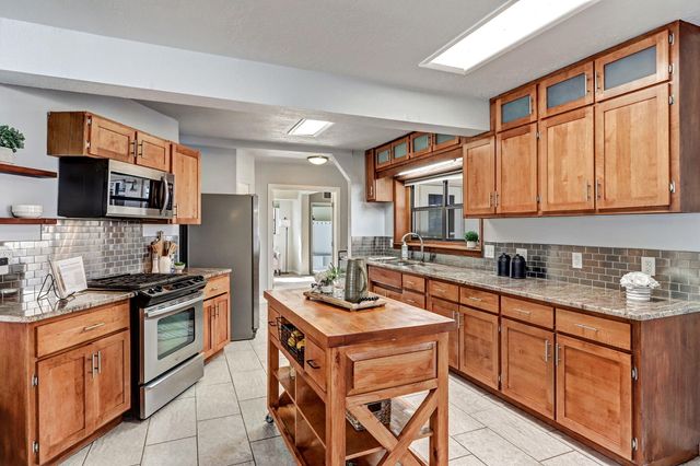 933 Avenida Estrellita NE, Albuquerque, NM 87110