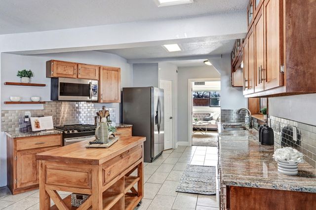 933 Avenida Estrellita NE, Albuquerque, NM 87110