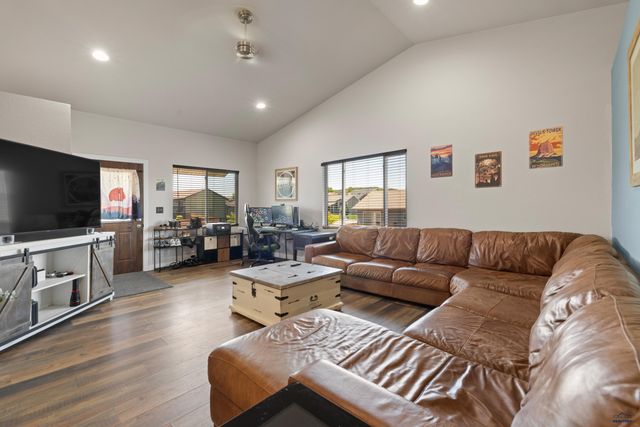 212 E BENGAL DR, Rapid City, SD 57701