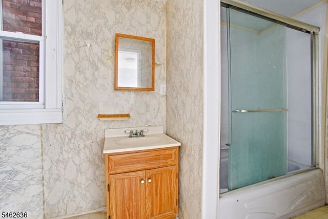 13 Cottage St, Bayonne City, NJ 07002