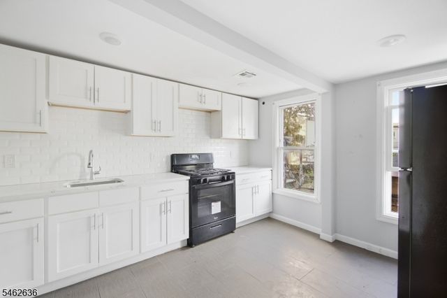 13 Cottage St, Bayonne City, NJ 07002