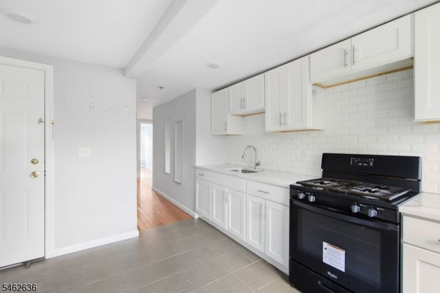 13 Cottage St, Bayonne City, NJ 07002