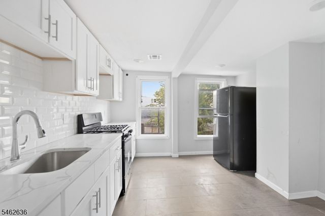 13 Cottage St, Bayonne City, NJ 07002