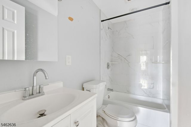 13 Cottage St, Bayonne City, NJ 07002