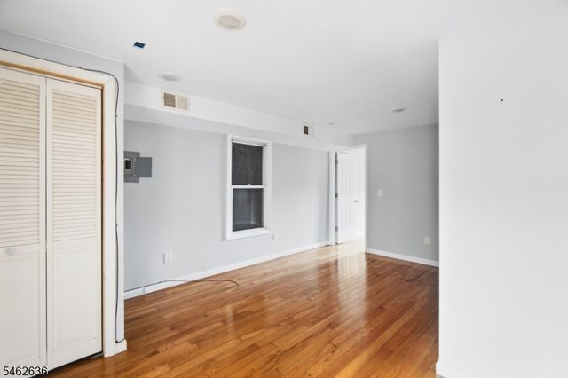 13 Cottage St, Bayonne City, NJ 07002