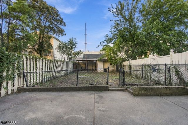 13 Cottage St, Bayonne City, NJ 07002