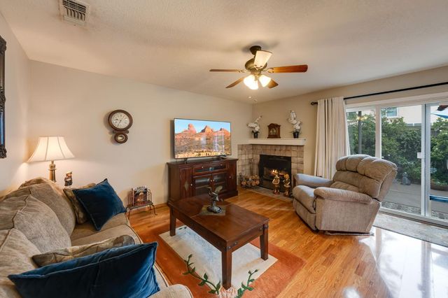 1916 Oak Bluff Way, Sacramento, CA 95833