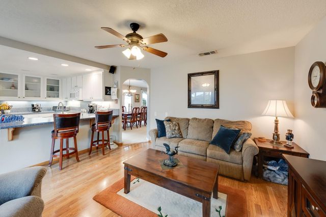 1916 Oak Bluff Way, Sacramento, CA 95833