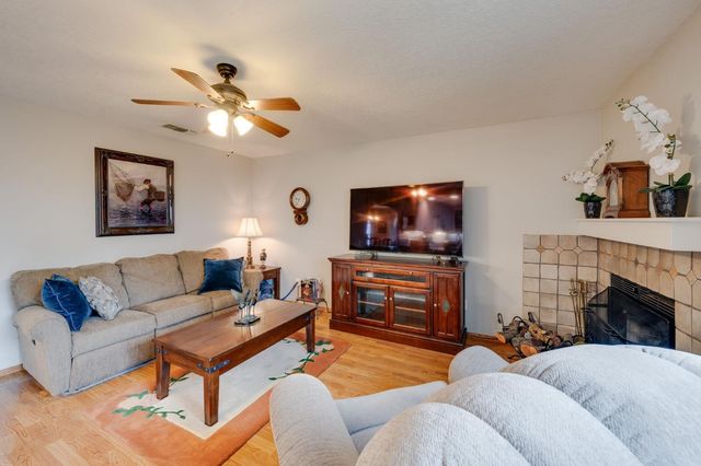 1916 Oak Bluff Way, Sacramento, CA 95833