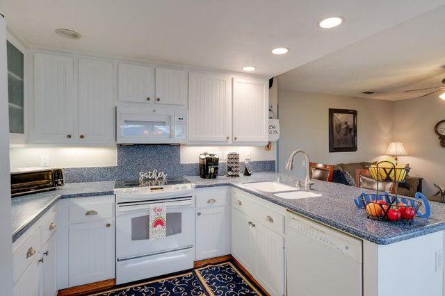 1916 Oak Bluff Way, Sacramento, CA 95833