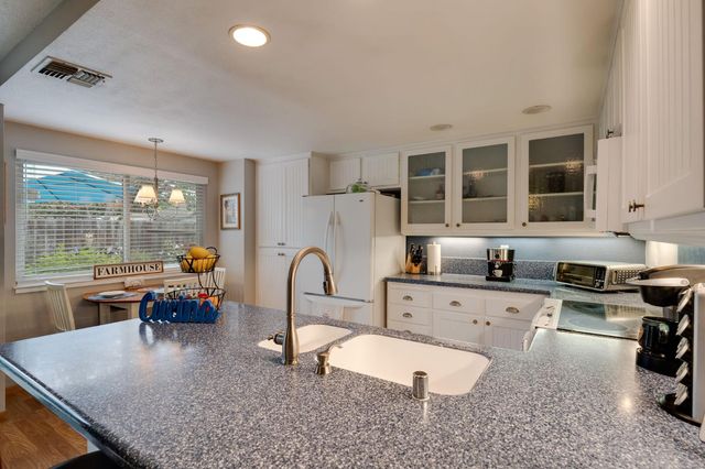 1916 Oak Bluff Way, Sacramento, CA 95833