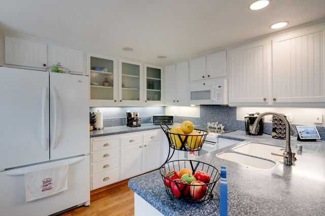 1916 Oak Bluff Way, Sacramento, CA 95833