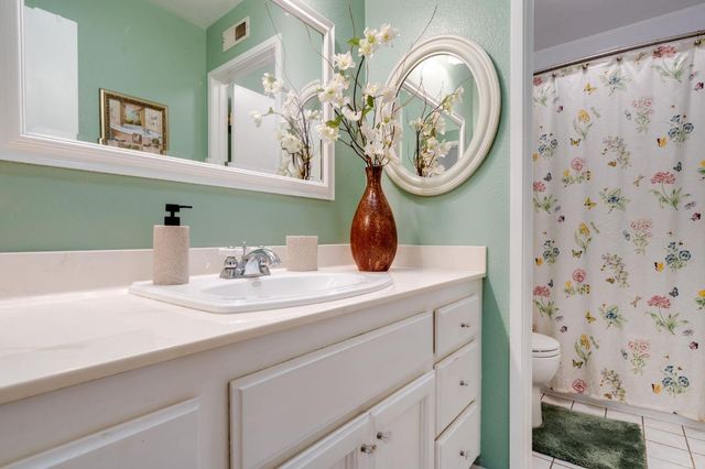 1916 Oak Bluff Way, Sacramento, CA 95833