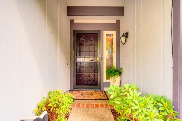 1916 Oak Bluff Way, Sacramento, CA 95833