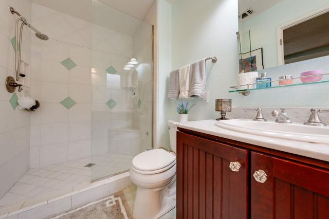 1916 Oak Bluff Way, Sacramento, CA 95833