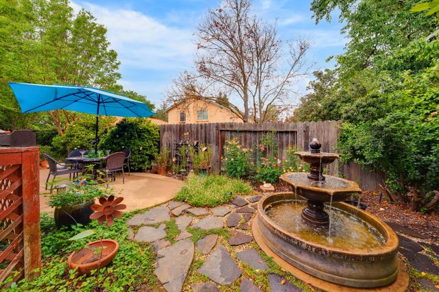 1916 Oak Bluff Way, Sacramento, CA 95833