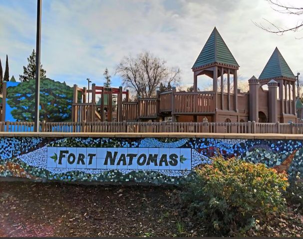 1916 Oak Bluff Way, Sacramento, CA 95833