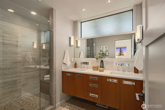 8221 NE 117th Street, Kirkland, WA 98034