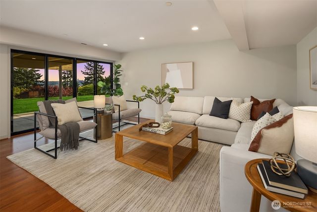 8221 NE 117th Street, Kirkland, WA 98034