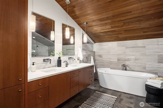 8221 NE 117th Street, Kirkland, WA 98034