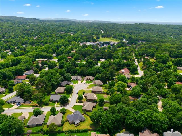 2764 N Ashbrook Drive, Fayetteville, AR 72703