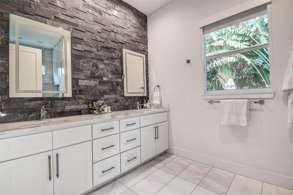 Image 19 of property listing at 3311 W PAUL AVENUE, Tampa, FL 33611