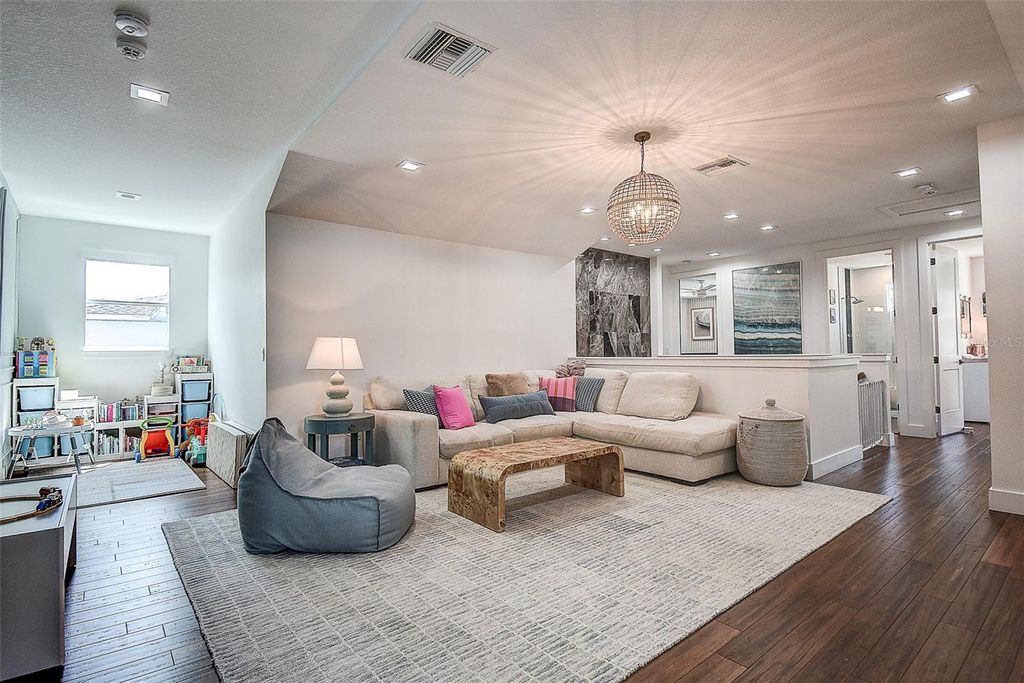 Image 27 of property listing at 3311 W PAUL AVENUE, Tampa, FL 33611