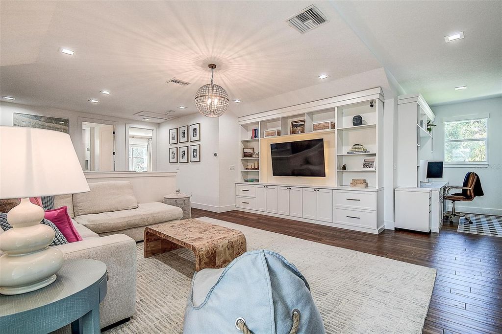Image 28 of property listing at 3311 W PAUL AVENUE, Tampa, FL 33611