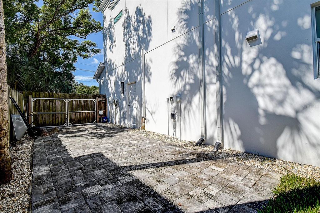 Image 31 of property listing at 3311 W PAUL AVENUE, Tampa, FL 33611