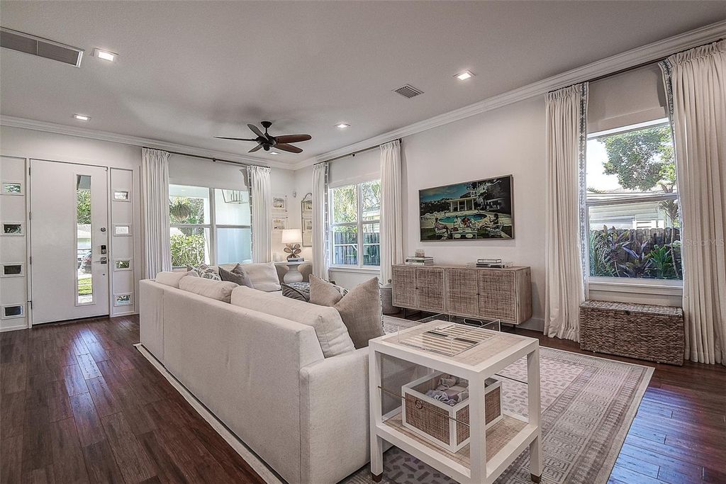 Image 5 of property listing at 3311 W PAUL AVENUE, Tampa, FL 33611