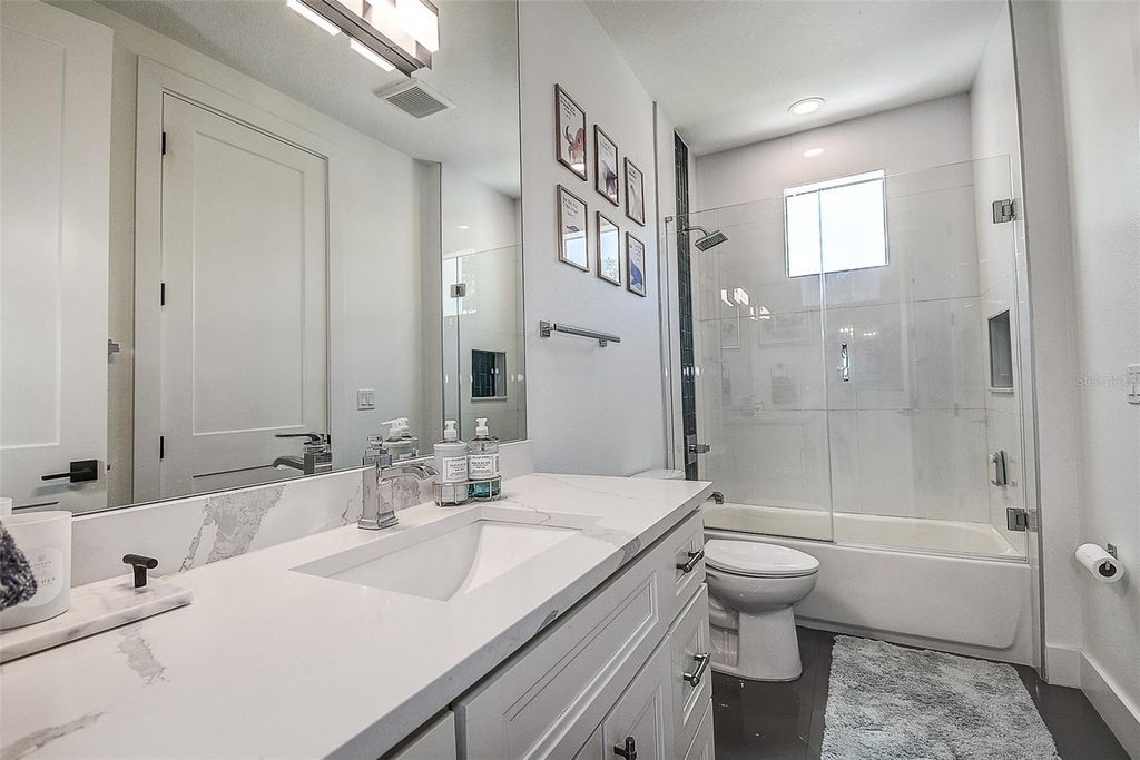 Image 46 of property listing at 3311 W PAUL AVENUE, Tampa, FL 33611