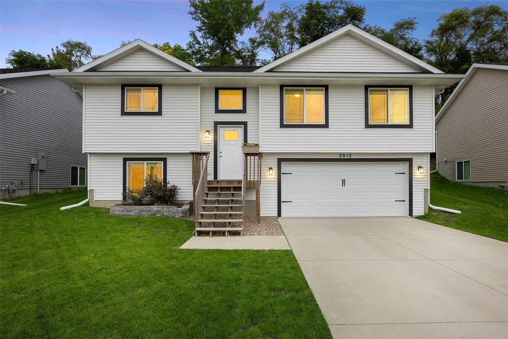 2012 SW Holly Meadow Avenue, Cedar Rapids, IA 52404