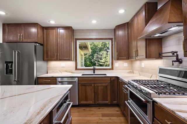 1419 Three Oaks Avenue, Maple Plain, MN 55359
