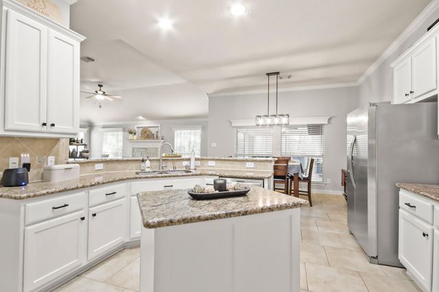 1106 Commons Waterway Drive, Huffman, TX 77336