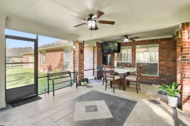 1106 Commons Waterway Drive, Huffman, TX 77336