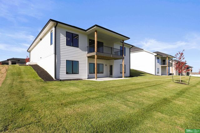 12359 Windsor Drive, Papillion, NE 68046