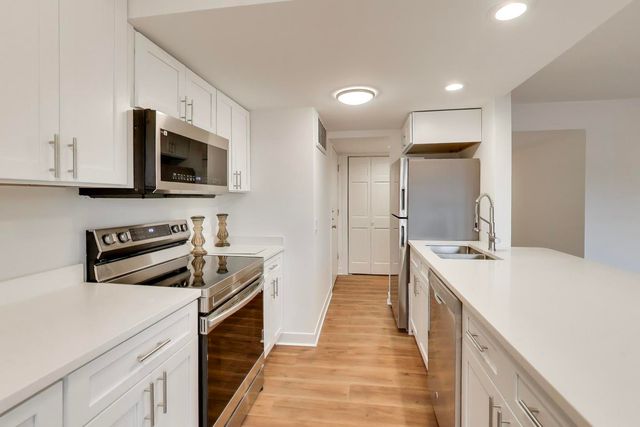 1615 Maple Terrace 115-1L, Lisle, IL 60532